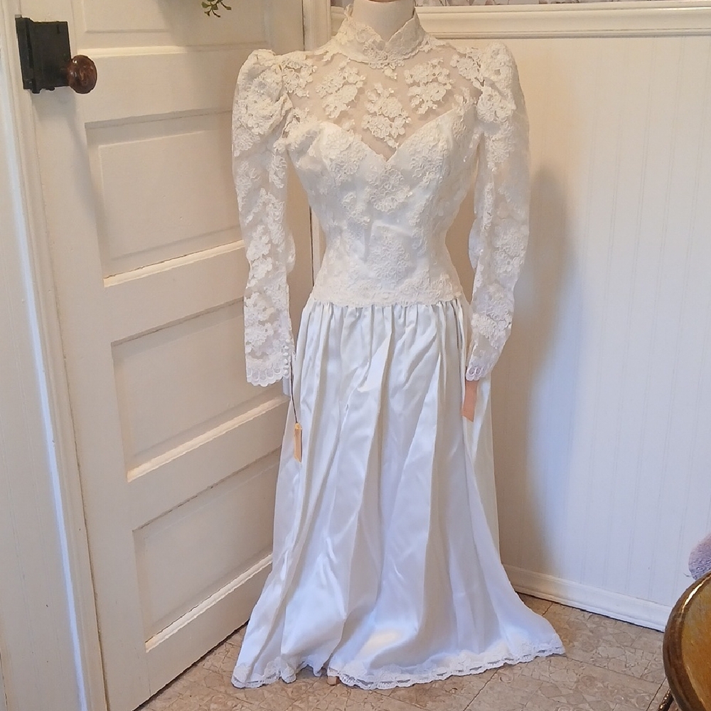 Vintage White Lace Bridal Gown